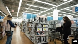 资料照片:纽约室内用品商店的商品价格出现上涨(2021年3月25日)