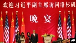 这张由美籍华裔商人胡伟星的女儿公布的照片显示,2012年2月16日,胡伟星(左起第四)和妻子与女儿和另一名亲戚一道准备参加在洛杉矶迎接时任中国国家副主席习近平的晚宴。