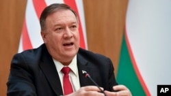 美国国务卿蓬佩奥在乌兹别克斯坦首都塔什干举行的记者会上讲话。(2020年2月3日)