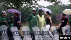 在杭州西郊的余杭镇,在一夜骚乱之后,防暴警察在余杭镇入口处把守(2014年5月11日)