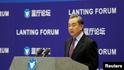 资料照:中国国务委员兼外长王毅2021年2月22日在”蓝厅论坛“上发表讲话。(路透社)