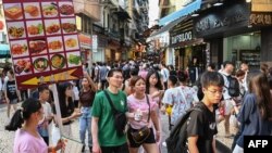 这张照片拍摄于2023年10月3日,显示的是中国游客在10月初国庆黄金周期间前往澳门旅游。(法新社)