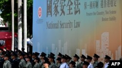 香港当局在国安法宣传画下举行升旗 仪式(法新社2020年7月1日 )