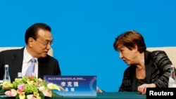 2019 年 11 月 21 日,在中国北京钓鱼台国宾馆举行的“1+6”圆桌会议之后的新闻发布会上,国际货币基金组织(IMF)总裁克里斯塔利娜·格奥尔基耶娃与中国总理李克强进行了会谈。