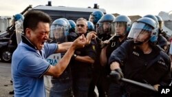 2016年6月30日,意大利警方在佛罗伦萨郊外的塞斯托·菲奥伦蒂诺当地中国社区成员发生冲突时,使用防暴装置推搡一名抗议者。