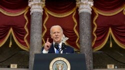 资料照片:拜登总统在国会塑像厅就冲击国会大厦事件一周内发表讲话。(2022年1月6日)