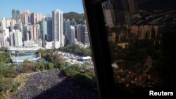 大批香港抗议者再人权日上街参加民间人权阵线组织的游行。(路透社)