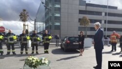 美国国务卿克里在布鲁塞尔机场向周二恐怖袭击的死难者献花圈。(2016年3月25日)