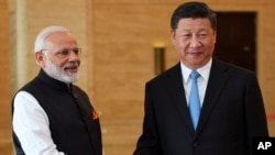 印度总理莫迪和中国国家主席习近平2018年4月在武汉握手(美联社)