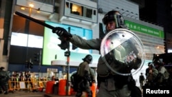 香港防暴警察在港铁铜锣湾站附近站岗。(2019年9月15日)