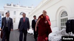 2010年2月达赖喇嘛会见奥巴马后离开白宫(路透社)