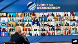 美国总统拜登与国务卿布林肯出席视频民主峰会。(2021年12月9日)