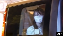 前香港众志成员周庭从警车上透过车窗向外看。(2020年8月10日)