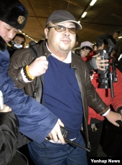 2007年2月,朝鲜领导人金正恩的长兄金正男在北京国际机场。(资料照片)