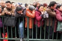 资料照:中国访民在北京的国家信访局前排起长队告状。(2016年3月4日)