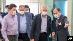 法国参议院友台小组主席李察参议员率代表团抵达台湾桃园机场,受到台湾外交部政务次长曾厚仁的欢迎。(2021年10月6日)