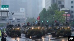 资料照片:韩国海军陆战队装甲车参加在首尔举行的国军日75周年阅兵式。(2023年9月26日)