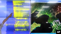 韩国地震和火山监测局负责人在讲解,荧屏上显示韩国检测到的地震波,首尔相信朝鲜进行了第五次核试爆。