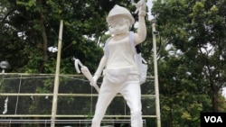 香港民主女神像2019年8月31号起在香港中文大学文化广场亮相。 (美国之音任新拍摄)