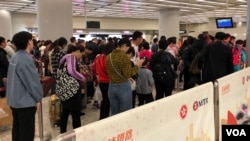 中国农历新年假期西九高铁站挤满中国访港旅客 (美国之音汤惠芸)