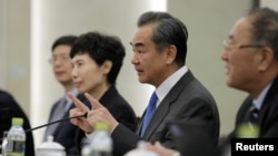 中国外交部长王毅(右二)2月19日在北京会见美国商会的一个代表团。