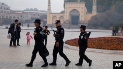 中国新疆喀什警察在一座清真寺前巡逻 (2017年11月4日)