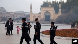 中国新疆喀什警察在一座清真寺前巡逻 (2017年11月4日)