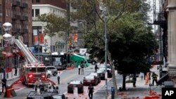 紧急救援人员在纽约市切尔西区的爆炸现场执行救援任务。(2016年9月19日)