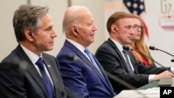 左起:国务卿布林肯、总统拜登和白宫国安顾问沙利文在日本G7峰会期间与日本首相岸田文雄举行会谈。(2023年5月18日)