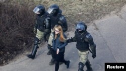 Силовики Білорусі затримали на вулиці Мінська жінку, 27 березня 2021 року