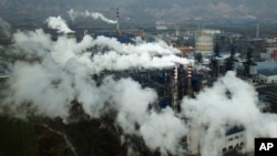 资料照片:烟雾和蒸汽从中国山西省河津市的一家煤炭加工厂升起。(2019年11月28日)