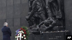 Державний секретар США Рекс Тіллерсон перед пам’ятником героям Варшавського ґетто