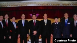 台湾海基会董事长林中森(右四)与海协会会长陈德铭(左五)率领的经贸交流团合影。(台湾海基会)