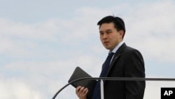 时任共和党总统候选人政策顾问的陈仁宜陪同罗姆尼访问波兰。(2012年7月30日)