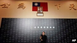 在台湾台北举行的第55届金马奖典礼上,中国导演张艺谋以《影》获最佳导演奖(2018年11月17日)。