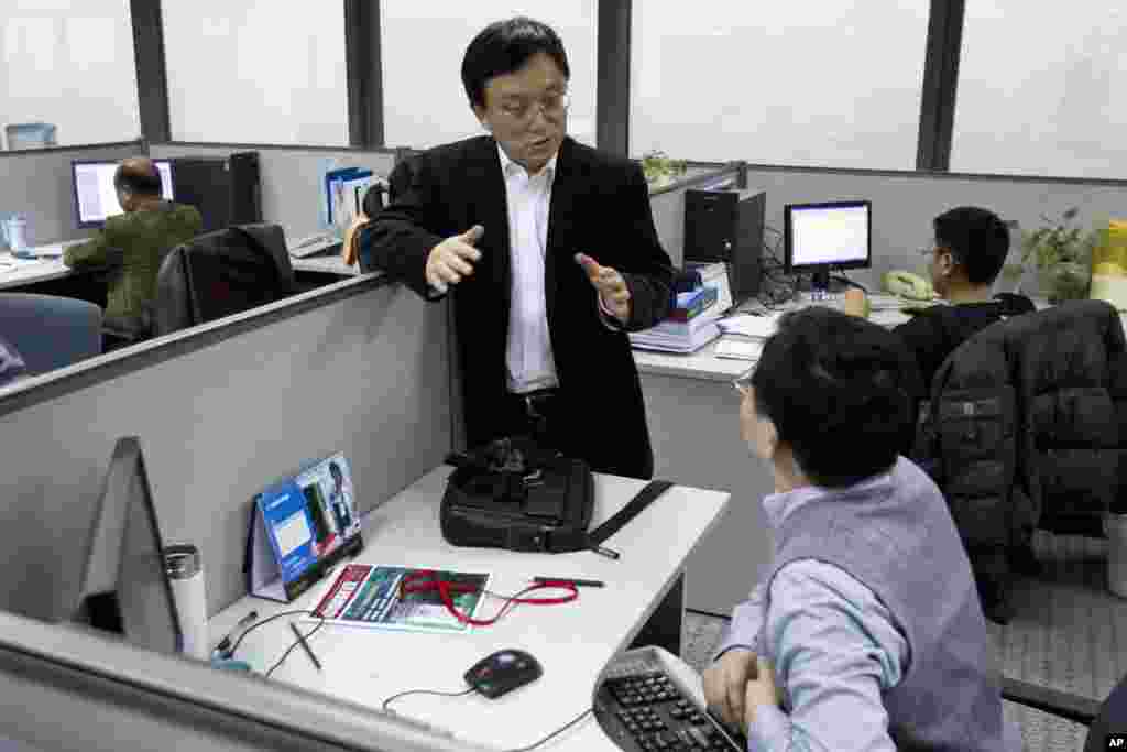 中国评级机构大公国际资信评估有限公司董事长关建中在北京的办公室同雇员谈话(2012年1月16日)。2018年1月16日,“大公国际”把美国的本、外币主权信用等级由A-下调至BBB+,评级展望为负面。 私营的中国评级机构大公国际成立于1994年,2010年为了打破美国信用评级机构的垄断开始发布自己的主权信用评级。但是它还没有获得国际投资者的信任。  