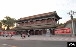 中国权力中枢所在地中南海的大门新华门,两侧有“伟大的中国共产党万岁”、“战无不胜的毛泽东思想万岁”的标语