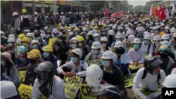 缅甸民众2021年3月4日在第二大城市曼德勒静坐示威(美联社视频截图)