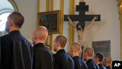 Російські новобранці - морські піхотинці - у соборі Святого Миколая під час служби перед відправленням у свої частини, Санкт-Петербург, Росія, 4 червня 2024 р. AP Photo/Dmitri Lovetsky