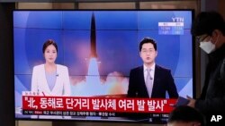 韩国电视节目报道朝鲜发射火箭。(美联社资料图)