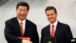 中国国家主席习近平与墨西哥总统恩里克·塔尼亚·涅托在墨西哥城参加一次协议签字仪式。(2013年6月4日)