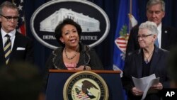 美国司法部长林奇等高官在记者会上谈论德国大众汽车公司的案子(2017年1月11日)