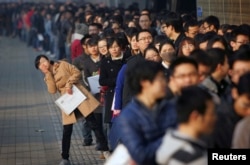 求职者在天津大学的招聘会上(2013年11月22日)