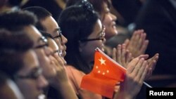 中国国家主席习近平2015年9月23日访美期间在华盛顿州塔科马的林肯中学讲话时,台下的中国学生鼓掌。