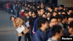 求职者在天津大学的招聘会上(2013年11月22日)