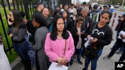 Фото: Глорія Камачо з повідомленням про скасування візової співбесіди поблизу посольства США в Боготі, Колумбія, 27 січня 2025 року