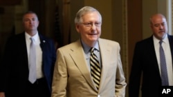 参议院多数党领袖米奇·麦康奈尔公布共和党医保草案后离去(2017年6月22日)