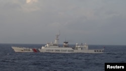 中国海岸警卫队船只在靠近争议岛屿附近航行(资料图)