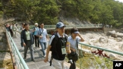 韩国游客在朝鲜旅游景点金刚山(资料图)