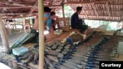 ဆုတ်ခွါသွားတဲ့ စစ်ကောင်စီစခန်းမှာ ကျန်ခဲ့တဲ့လက်နက်ခဲယမ်းများ။ (ဓာတ်ပုံ - KNLA - မေ ၁၂၊ ၂၀၂၁)